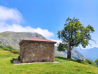 Obraz premium Santa Ana hermitage in Marabio mountains, Teverga municipality, Asturias, Spain