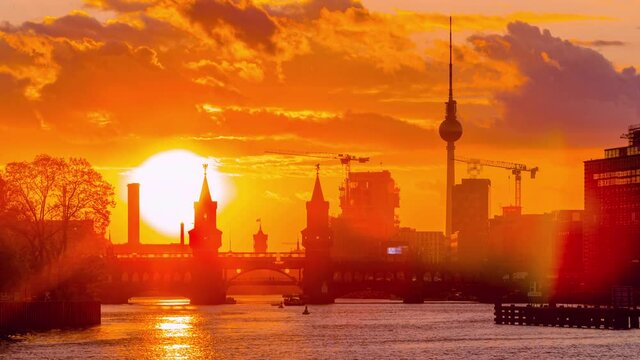 Day to Night Time Lapse of Sunset behind Oberbaum bridge, Berlin, Germany