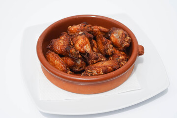 Una racion de alitas de pollo en un bar de tapas