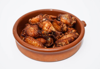 Una racion de alitas de pollo en un bar de tapas