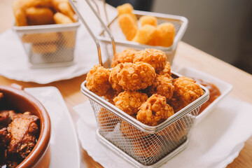 Racion de bolitas rellenas de queso y pollo