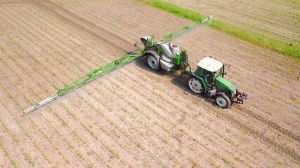 Konventionelle Landwirtschaft: Traktor mit Spritze bringt Pflanzenschutz oder Flüssigdünger auf...