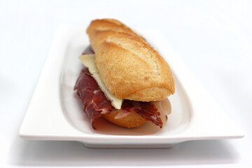 bocadillo de jamón ibérico y queso