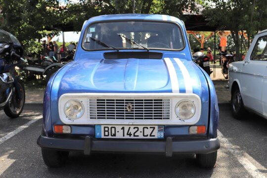 Renault 4 TL bleue a rayures blanches, voiture de collection francaise berline 5 portes, ville de Saint Jean d'Ardieres, France