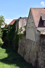 Fototapeta na wymiar Häuser an der alten Stadtmauer in Breisach