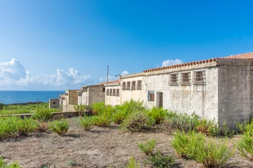 Fototapete Strand La Pelosa, Sardinien, Italien Geisterstadt und altes Gefängnis von Trabuccato auf der Insel Asinara