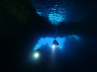 Obraz na płótnie Canvas cave diving underwater scuba divers exploring caves and having fun ocean scenery sun beams and rays background