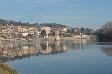 Fototapeta premium balade en bord de saone à trevoux dans l'ain en france