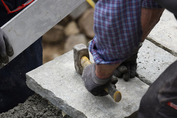 muratore piastrellista martello piastra pietra pavimentazione 