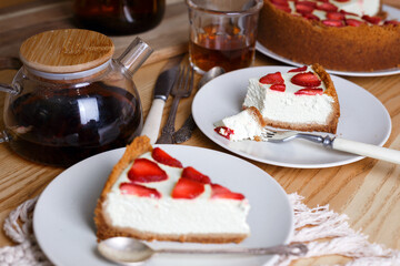 cheesecake with strawberries