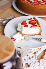 cheesecake with strawberries