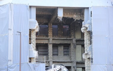 解体中の建物