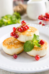 Fried cheese cakes with berries 