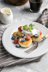 Cheesecakes with sour cream and berries for breakfast 