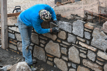 costruire muro pietra sasso sassi muratori cantiere edile edilizia 