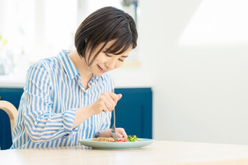 食事を楽しむ女性