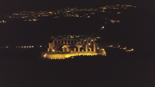 Vue de drone circulaire de la vall&eacute;e des temples, Agrigente. Et&eacute; en Sicile, Nocturne, temple

