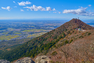 Fototapeta na wymiar 秋の茨城の筑波山 女体山頂から男体山、関東平野の眺望
