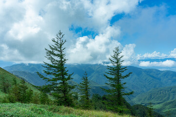 美ヶ原高原の高台から見える山々と青空に広がる雲