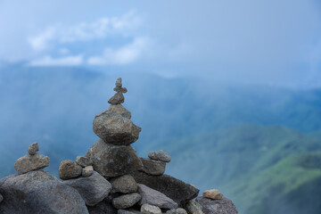 微妙なバランスで積まれた石