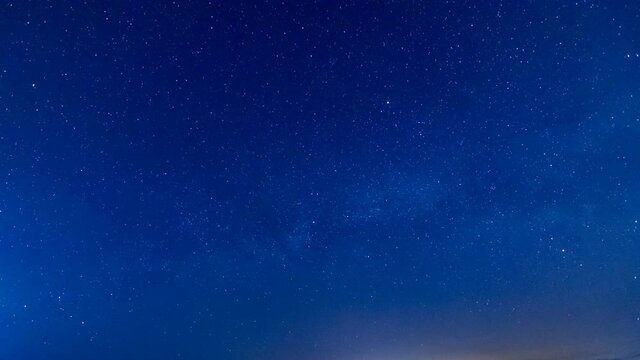 山から昇る天の川　星空の動き　タイムラプス 　6月