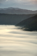 山間の湖を覆うシルクのような雲海。