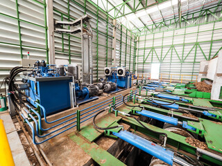 Moving floor systems by hydraulic concept for feed brown wood shipper to boiler systems in biomass power plant.