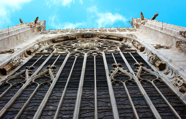 ミラノ大聖堂　ドゥオーモ外観アップ