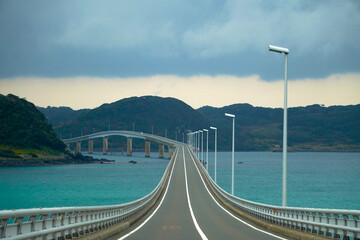 曇り空の角島大橋