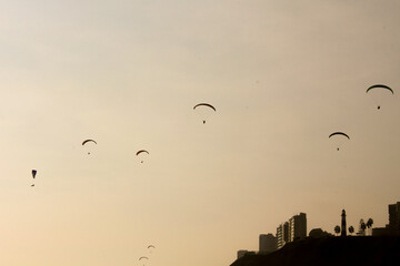 Varios paracaidistas volando sobre la ciudad
