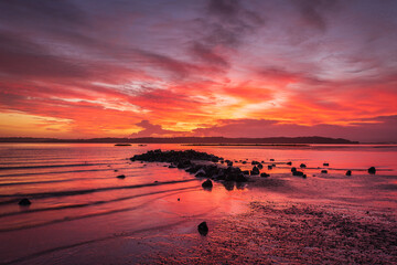 Naklejka premium Burning sunrise over Te Atatu Beach in Auckland, New Zealand 