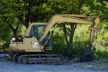 林の中のショベルカー
