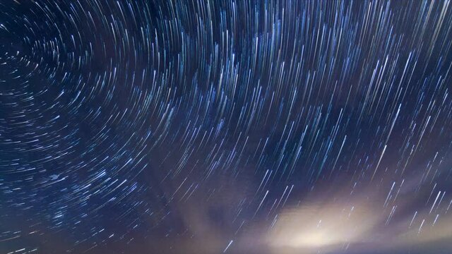 北極星を中心に回転する星空　日周運動　スタートレイル　タイムラプス　6月