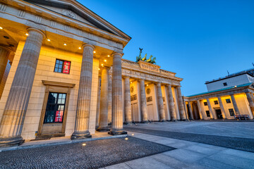 Obraz premium The famous Brandenburg Gate in Berlin at dawn with no people
