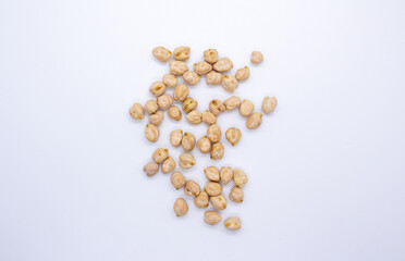 Garbanzos fondo blanco