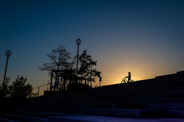 Fototapeta na wymiar 高台の夕景とシルエット、宝塚市山手台北公園、4月19日、日本