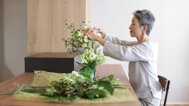 花を活ける日本人シニア女性