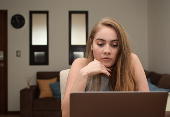 Mujer Joven sentada frente a la computadora trabajando, rubia muy bella, guatemalteca.