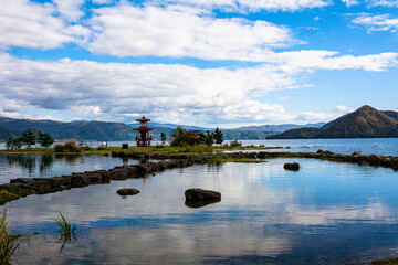白い雲が浮かぶ青空と洞爺湖畔に浮かぶ浮見堂