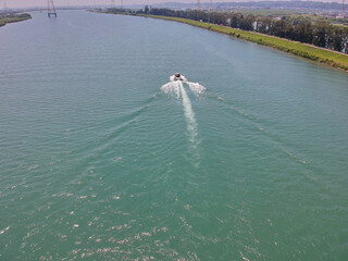 ドローンで空撮した長良川の水面で航行中の船の様子