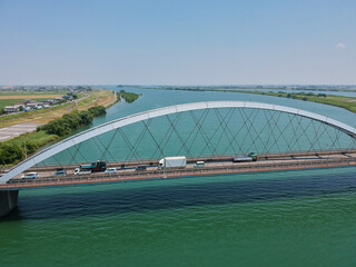 ドローンで空撮した夏の長良川大橋の風景