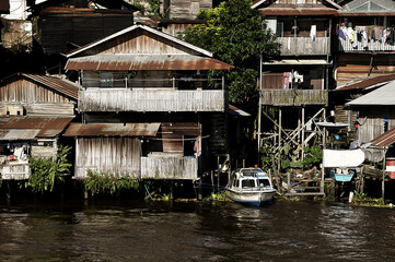 Fototapeta na wymiar houses near mahakam river at samarinda city