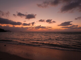 Fototapeta na wymiar 台風一過でダイビングお預けの石垣島のビーチで明日こそはと願いを込めたサンセット