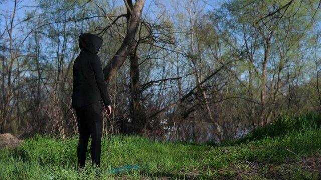 4k video of a woman doing a warm-up in nature