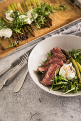 Gerösteter grüner Spargel mit medium rare Rinder Steak Streifen, Rucola, Büffel Mozzarella und...