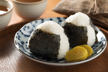焼き海苔で包んだおにぎり