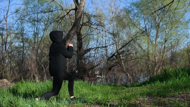  4k video woman doing forward lunge exercise outdoors