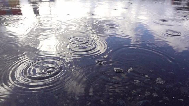 雨、水溜り、水たまり、雫、雨粒、波紋、水紋、水面、水滴、スロー、スローモーション、スーパースロー、空、ビジネス、ネットワーク、コネクション、繋がり、コンセプト、アイデア、スーパースローモーション、レインドロップ、背景、飛沫、反射、輝き、水、テクスチャー、しずく、天気、無人、暗い、ダーク、静寂、悲しみ、クール、自然、景色、風景、落ち着き、波紋、ハイフレームレート、コピースペース、余白
