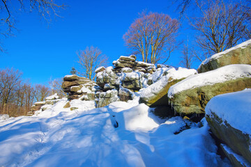 Fototapeta na wymiar Hochstein im Winter im Lausitzer Bergland, Sachsen, Deutschland - High stone in winter in Lusatian Mountains, Saxony, Germany
