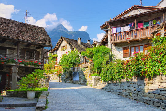 typische Häuser in Sonogno im Verzascatal, Tessin in der Schweiz - typical houses in Sonogno in the Verzasca Valley, Ticino in Switzerland